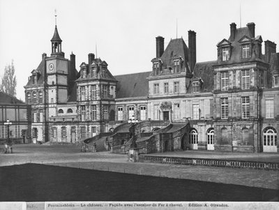 Vista del Cour du Cheval Blanc con la escalera en forma de herradura, c.1900 de Adolphe Giraudon